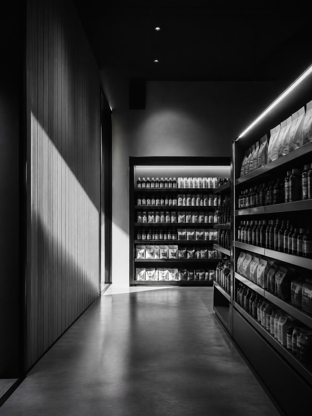 Anaquel de tienda de conveniencia en blanco y negro